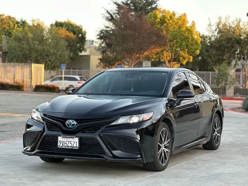 Used 2022 Toyota Camry SE w/ Audio Upgrade Package image 3