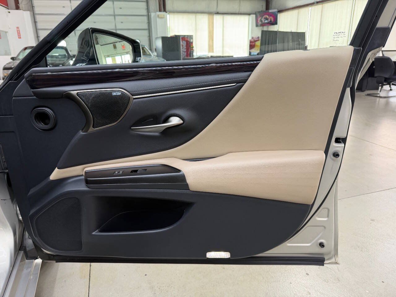 Used 2019 Lexus ES 350 w/ Accessory Package 2 FWD image 16