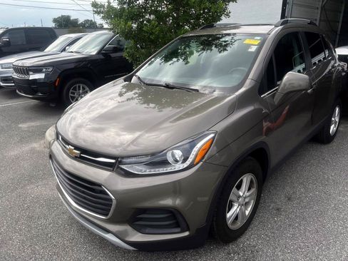 Used 2020 Chevrolet Trax LT w/ Sun & Sound Package FWD image 2