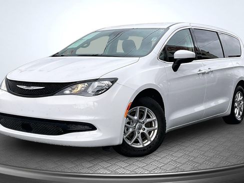 Used 2023 Chrysler Voyager LX image 12