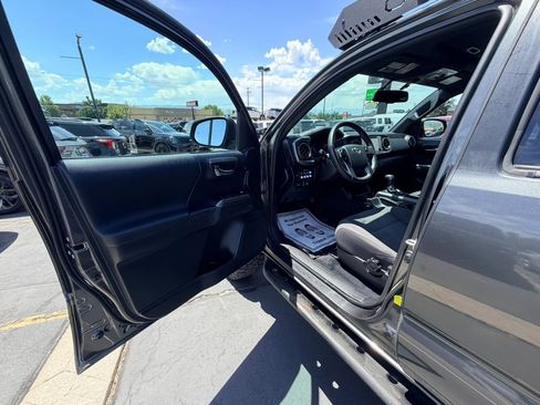 Used 2017 Toyota Tacoma TRD Off-Road w/ Premium & Technology Package AWD/4WD image 10