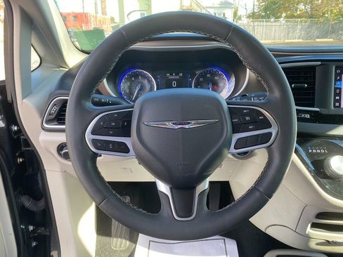 Used 2022 Chrysler Voyager LX image 15