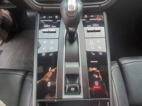 Used 2023 Porsche Macan AWD/4WD image 22