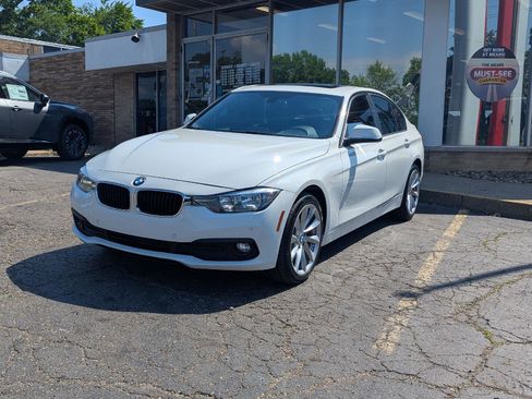 Used 2017 BMW 320i xDrive Sedan AWD/4WD image 2