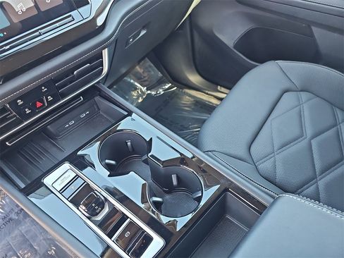 Used 2025 Volkswagen Atlas SE image 25