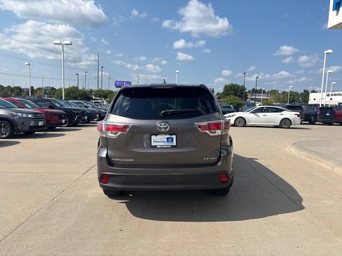 Used 2016 Toyota Highlander LE AWD/4WD image 6