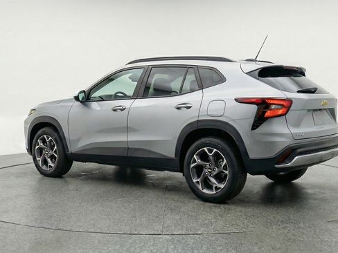Used 2025 Chevrolet Trax LT image 6