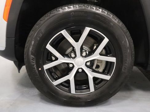 Used 2023 Jeep Grand Cherokee L Limited AWD/4WD image 23
