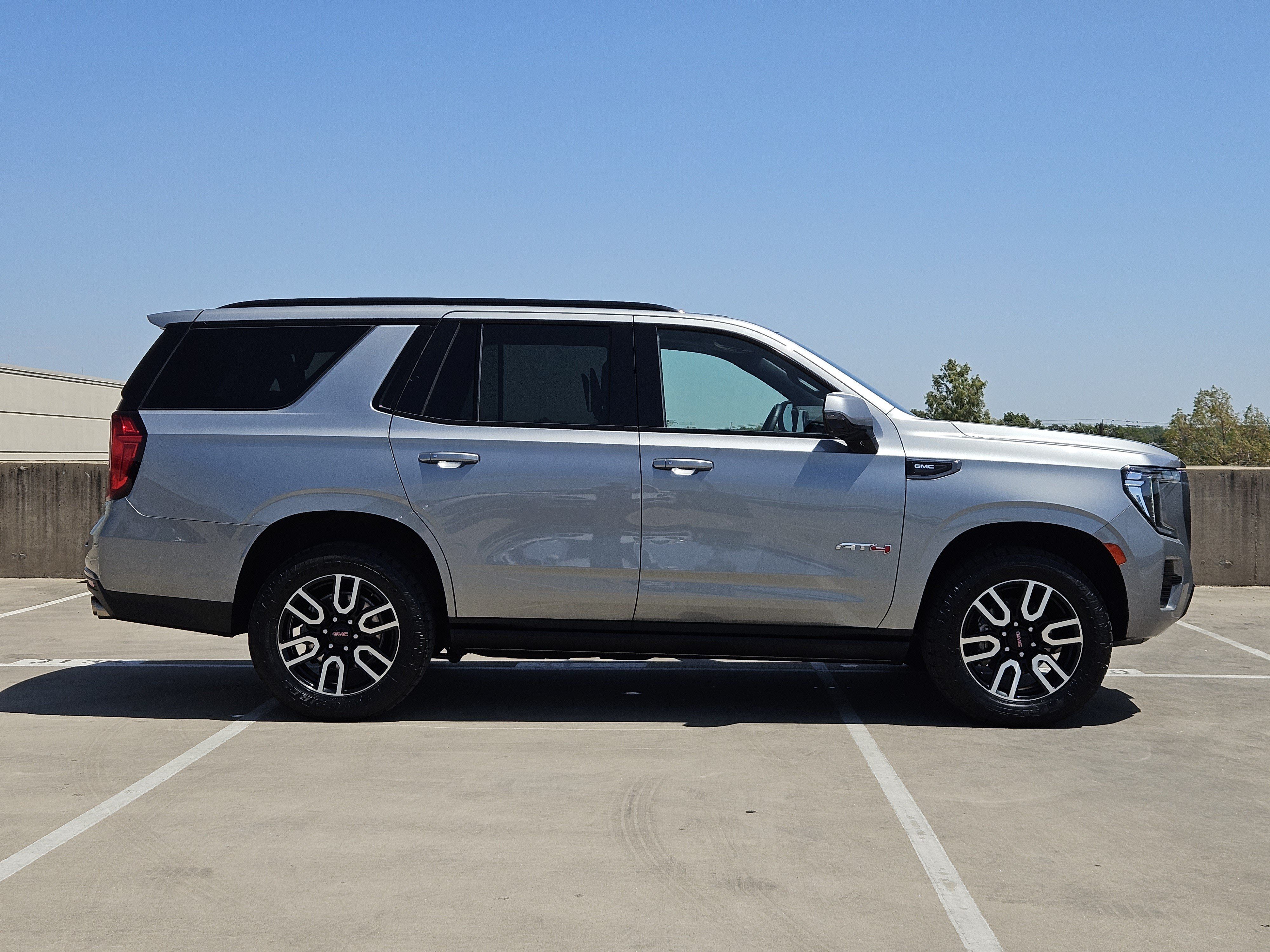 Used 2024 GMC Yukon AT4 w/ Technology Package AWD/4WD image 9