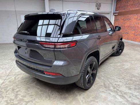 Used 2023 Jeep Grand Cherokee Altitude image 5