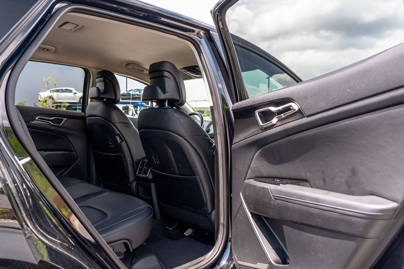 Used 2025 Kia Sportage EX FWD image 13