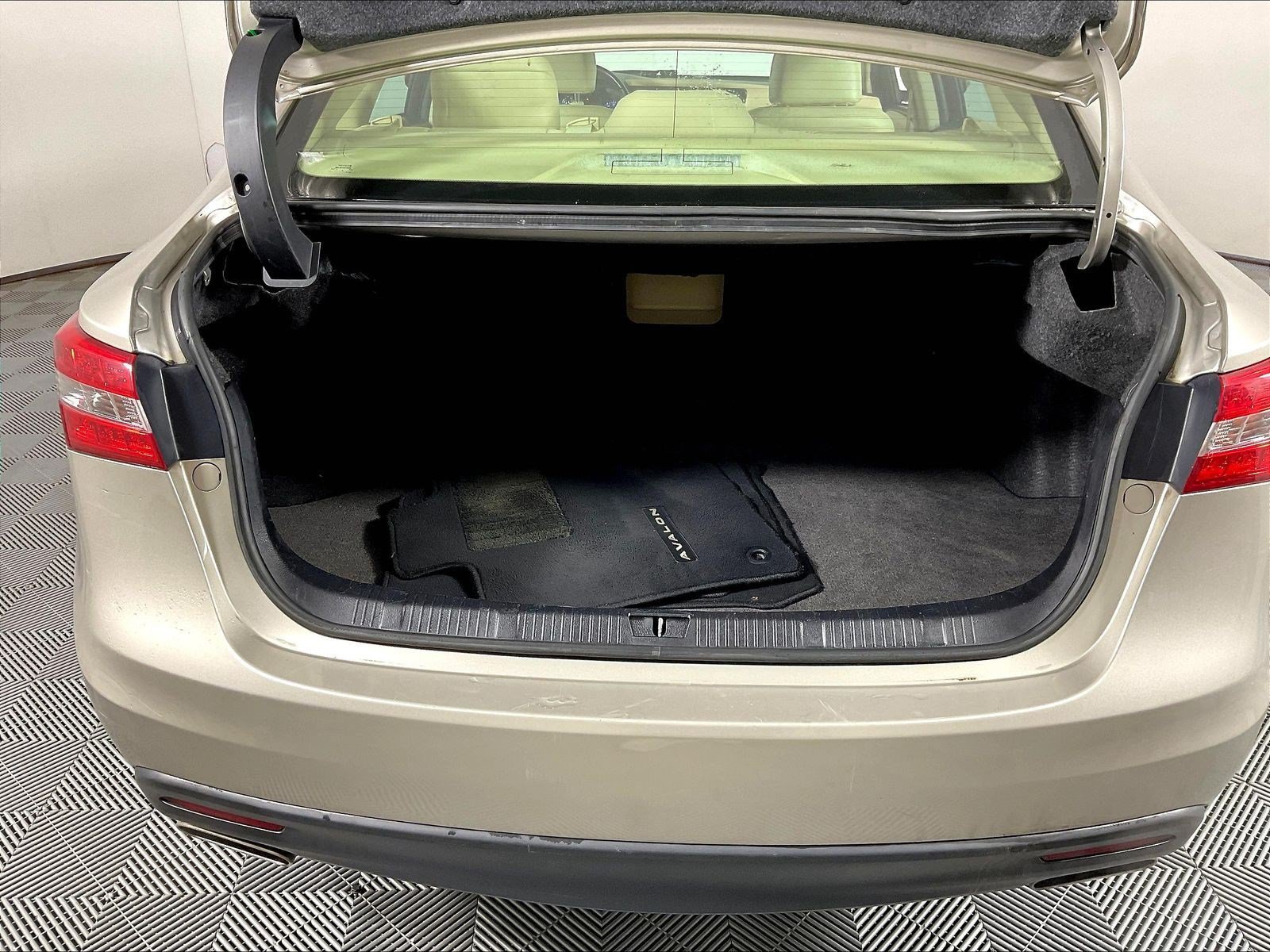Used 2015 Toyota Avalon XLE FWD image 36