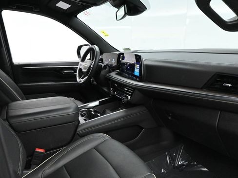 Used 2025 Chevrolet Suburban Premier image 14