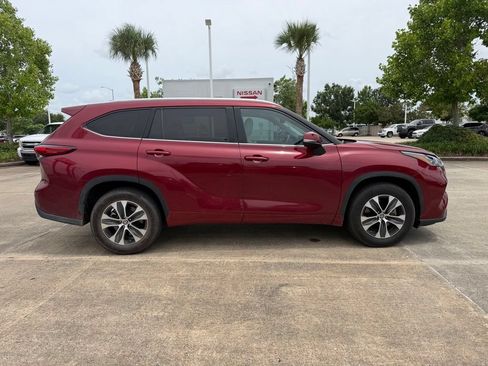 Used 2020 Toyota Highlander XLE FWD image 3