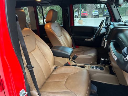 Used 2013 Jeep Wrangler Unlimited Rubicon image 27