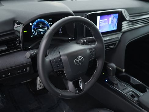Used 2025 Toyota Camry SE image 18
