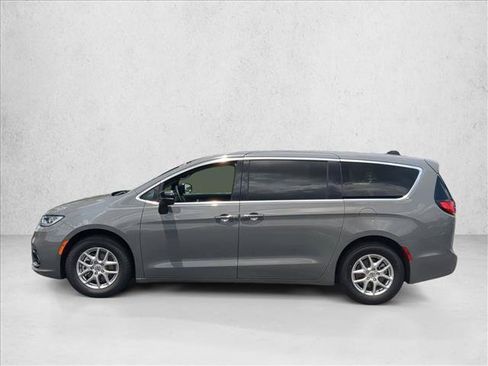 Used 2025 Chrysler Pacifica Select FWD image 9