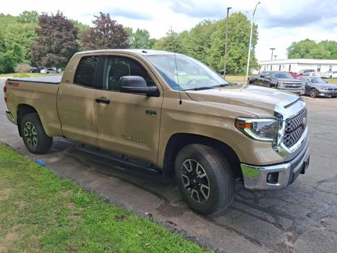 Used 2018 Toyota Tundra SR5 w/ TRD Off Road Package AWD/4WD image 3
