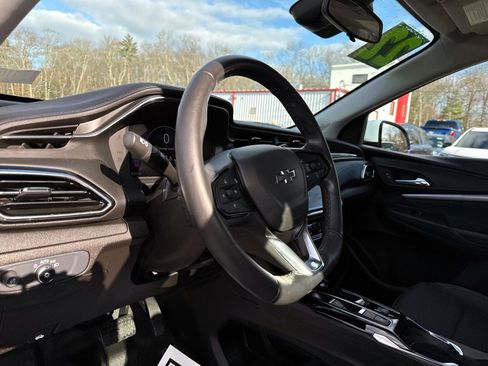 Used 2022 Chevrolet Bolt EUV LT w/ Comfort Package image 11