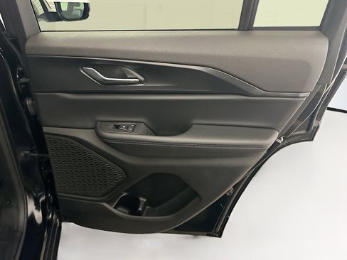 Used 2025 Jeep Grand Cherokee Altitude AWD/4WD image 31