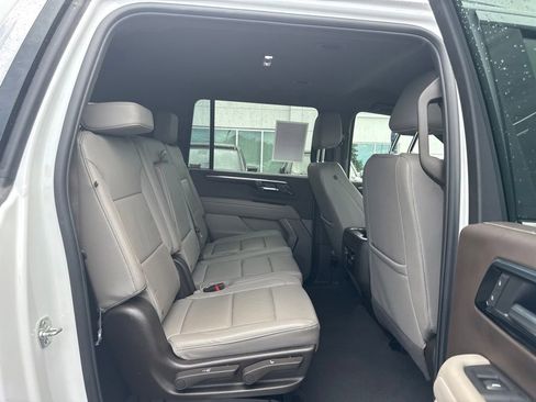 Used 2025 Chevrolet Suburban LT RWD image 20