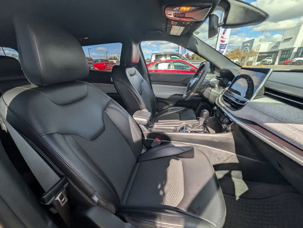 Used 2023 Jeep Compass Latitude w/ Convenience Group AWD/4WD image 23