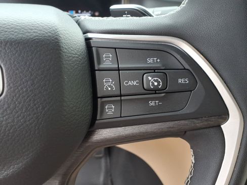 Used 2025 Jeep Grand Cherokee Limited AWD/4WD image 21