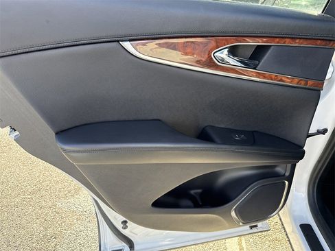 Used 2019 Lincoln Nautilus Select image 9