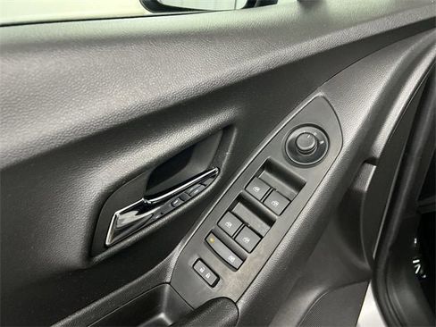 Used 2022 Chevrolet Trax LT w/ LT Convenience Package image 21