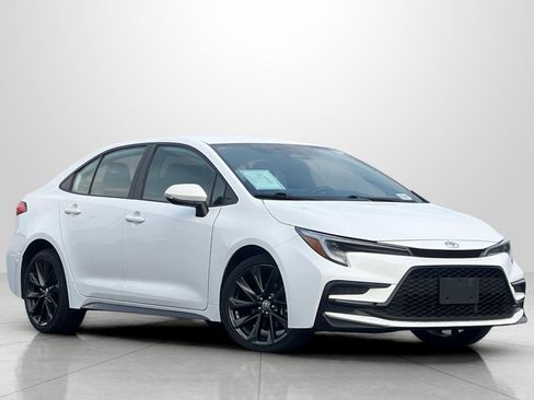 Used 2024 Toyota Corolla SE image 2