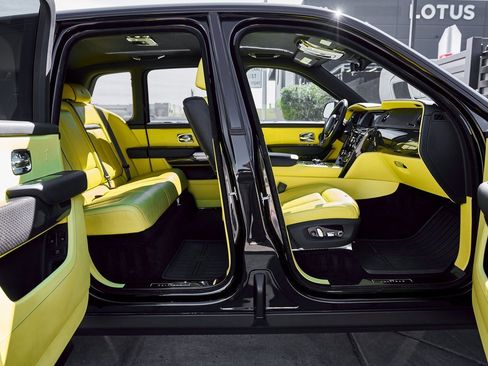 Used 2022 Rolls-Royce Cullinan Black Badge w/ Dark Exterior Package image 25