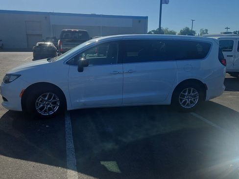 Used 2024 Chrysler Voyager LX FWD image 5
