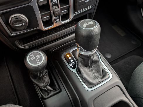 Used 2025 Jeep Wrangler Unlimited Sahara w/ Safety Group AWD/4WD image 30