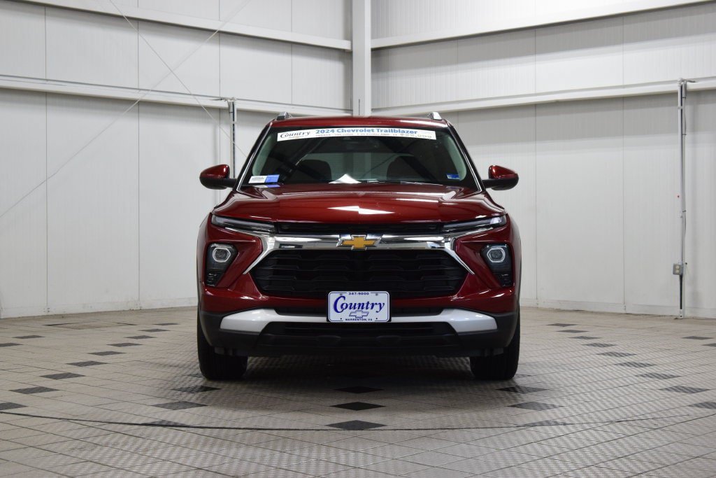 Used 2024 Chevrolet TrailBlazer LT w/ Convenience Package AWD/4WD image 2