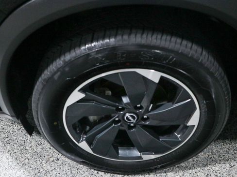 Used 2024 Nissan Rogue SV FWD image 11