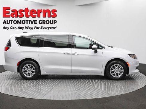 Used 2023 Chrysler Voyager LX image 4