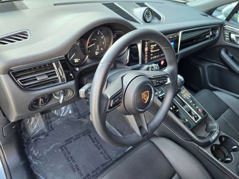 Certified 2025 Porsche Macan AWD/4WD image 4