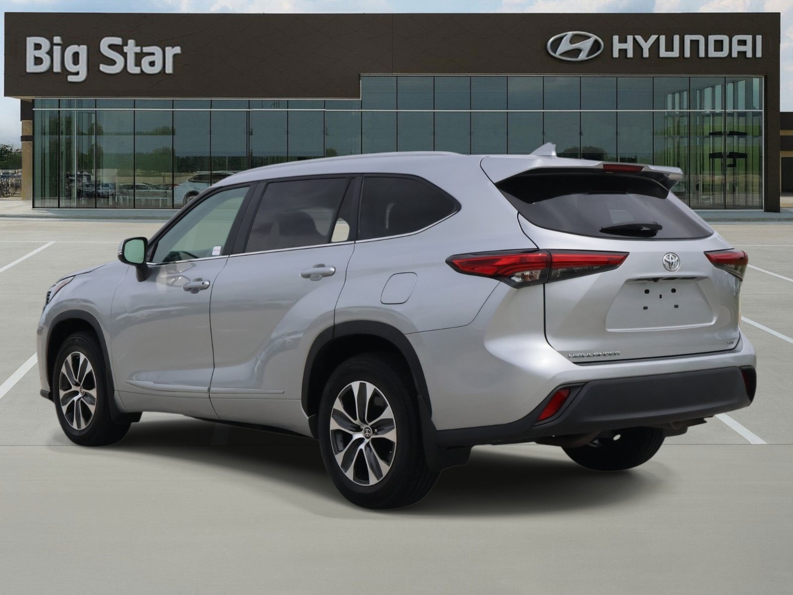 Used 2023 Toyota Highlander XLE FWD image 3