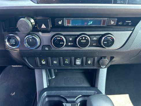 Used 2017 Toyota Tacoma TRD Off-Road w/ Premium & Technology Package AWD/4WD image 4