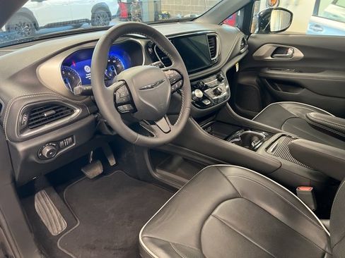 Used 2024 Chrysler Pacifica Limited w/ S Appearance Package image 23