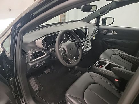 New 2025 Chrysler Pacifica Select image 14