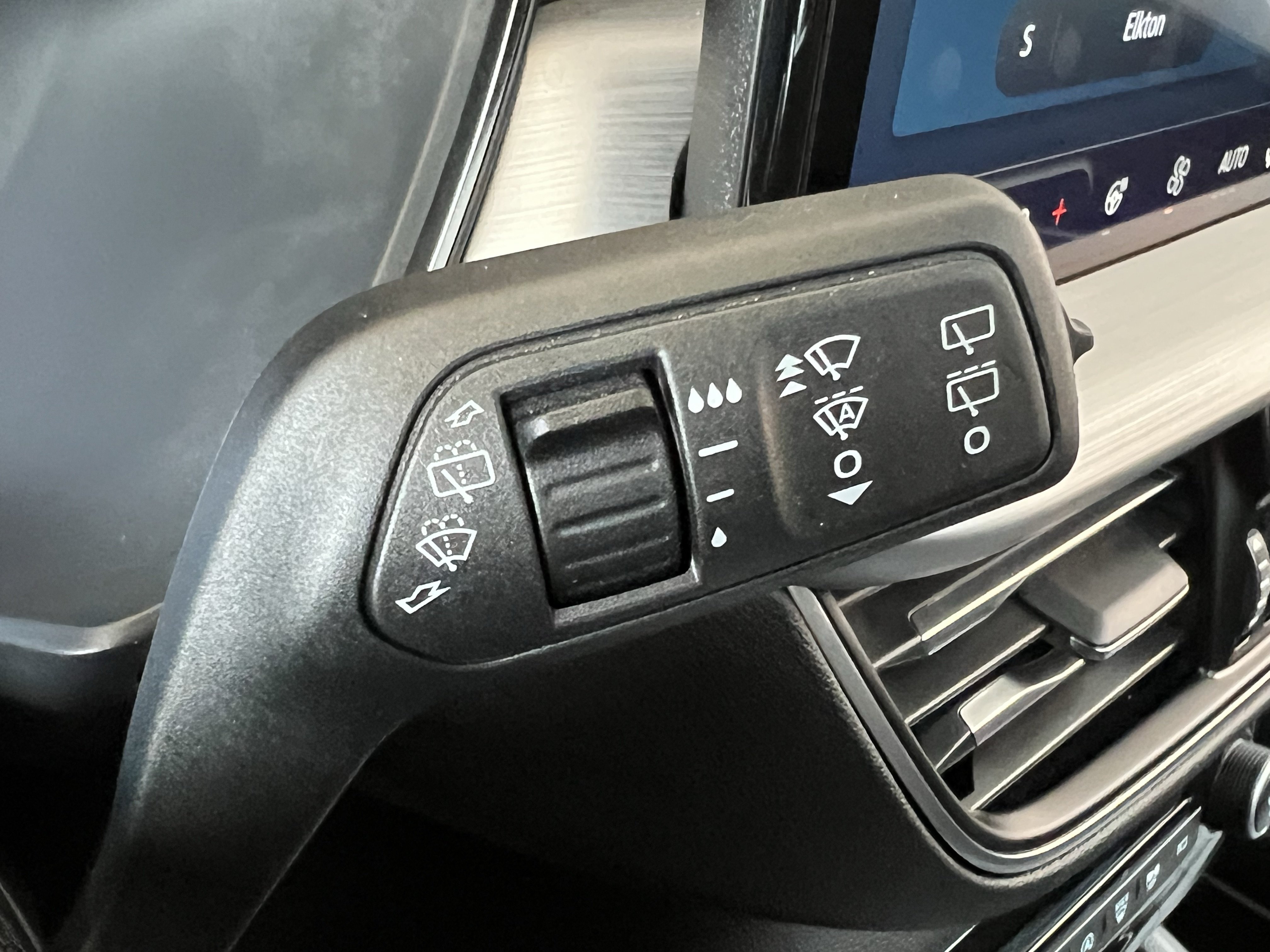 Used 2023 Ford Escape Platinum w/ Premium Technology Package AWD/4WD image 32