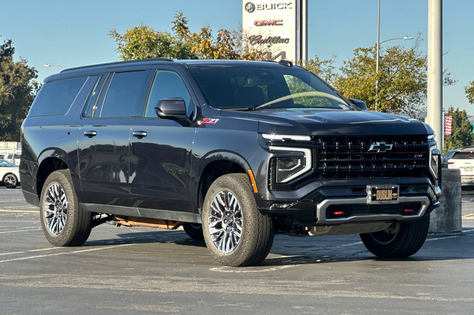 Used 2025 Chevrolet Suburban Z71 AWD/4WD image 2