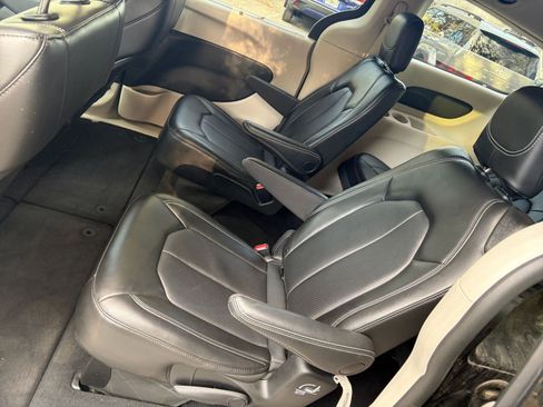 Used 2024 Chrysler Pacifica Touring-L image 35
