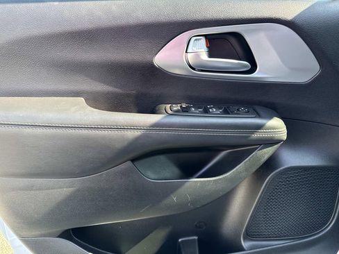 Used 2024 Chrysler Pacifica Touring image 19