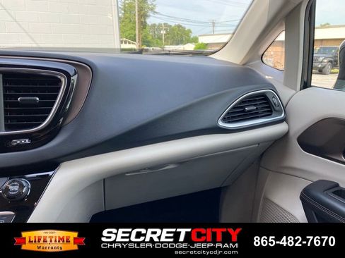 Used 2018 Chrysler Pacifica Touring-L FWD image 15