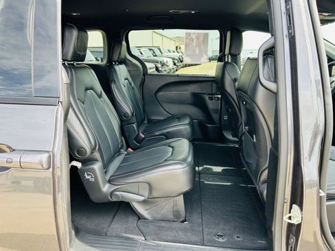 Used 2023 Chrysler Pacifica Touring-L w/ S Appearance Package FWD image 30