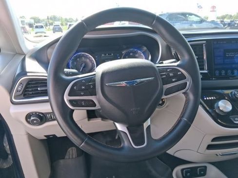Used 2017 Chrysler Pacifica Touring-L w/ Tire & Wheel Group FWD image 19