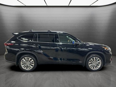 New 2026 Toyota Highlander Platinum image 2
