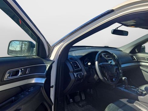 Used 2017 Ford Explorer XLT w/ Equipment Group 202A image 11